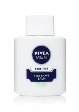 Londra, İngiltere - 05 Haziran 2019: Nivea Hassas sonrası plastik konteyner beyaz arka plan üzerinde merhem tıraş.