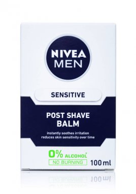 Londra, İngiltere - 05 Haziran 2019: Beyaz arka plan üzerinde Nivea Sensitive sonrası tıraş merhem kutusu.
