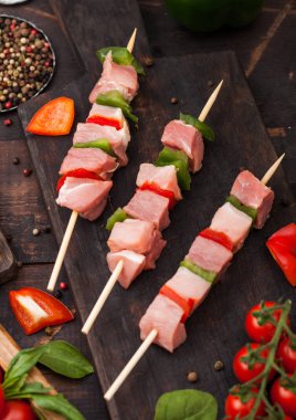 Ahşap arka planda tuz ve biber ile doğrama tahtasında Paprika ile Çiğ domuz eti ve tavuk kebap.