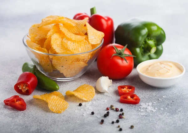 Placa de vidrio con papas fritas fritas con pimentón y chile sobre fondo de mesa claro. Pimentón rojo y verde con tomate y salsa picante picante . — Foto de Stock