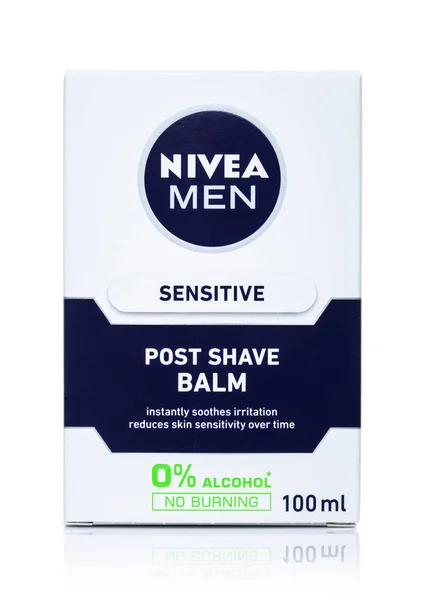 LONDRES, Reino Unido - 05 de junio de 2019: Caja de Nivea Sensible bálsamo post afeitado sobre fondo blanco . — Foto de Stock