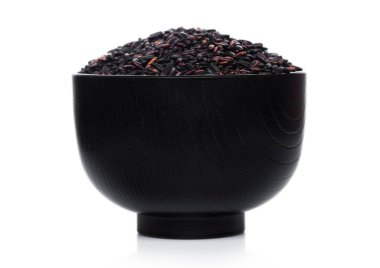 Ham organik siyah Venüs pirinç beyaz arka planda siyah kase. Sağlıklı gıda. 