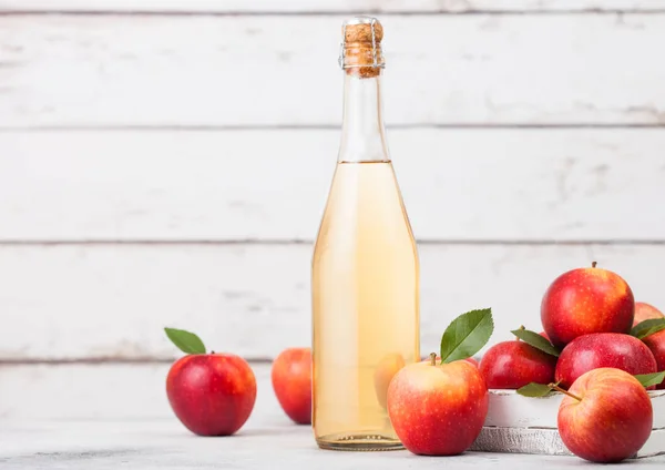 Flasche hausgemachter Bio-Apfelmost mit frischen Äpfeln in Schachtel auf Holzgrund. Raum für Text — Stockfoto