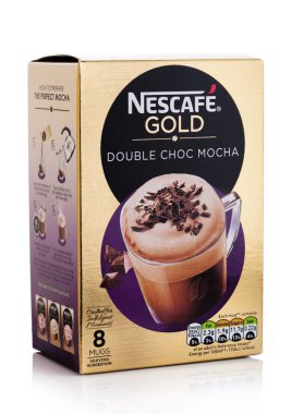 Londra, İngiltere - 15 Ağustos 2019: Beyaz arka planda Nescafe Gold Double çikolatamocha paketi. 