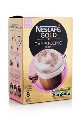 Londra, İngiltere - 15 Ağustos 2019: Beyaz arka planda Nescafe Gold Cappuccino sıska paketi.