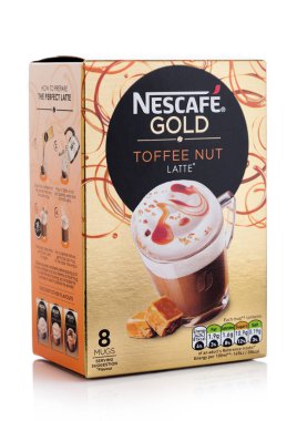 Londra, İngiltere - 15 Ağustos 2019: Beyaz arka planda Nescafe Gold Toffee Nut Latte Paketi. 