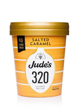 Londra, İngiltere - 15 Ağustos 2019: Beyaz arka plan üzerinde Jude tuzlu karamel dondurma Cup konteyner.