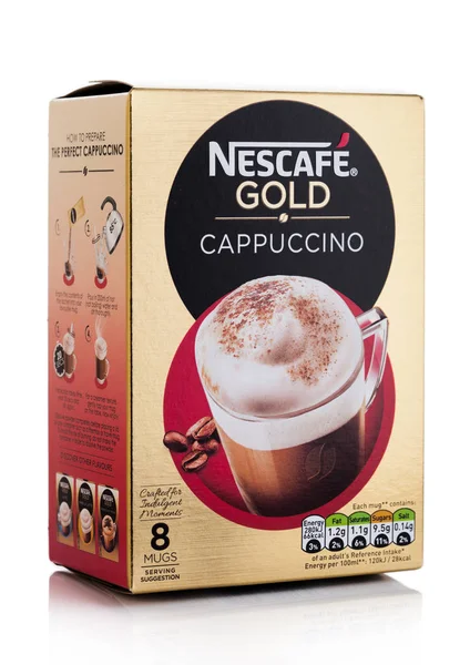 Londýn, Velká Británie-15. srpna 2019: balíček Nescafe Gold cappuccino na bílém pozadí. — Stock fotografie
