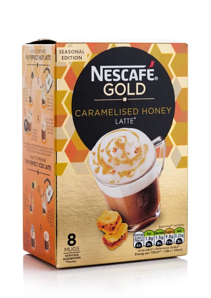 LONDRES, Reino Unido - 15 de agosto de 2019: Pack de leche de miel de caramelo de oro Nescafe sobre fondo blanco . — Foto de Stock