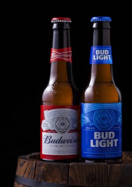Londra, İngiltere - 27 Nisan 2018: Eski ahşap varil üstüne Bud Light ve Budweiser orijinal bira Cam şişe.
