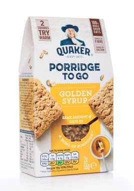 Londra, İngiltere - 18 Ağustos 2019: Quaker Porridge beyaz altın şurubu ile snack bar gitmek.