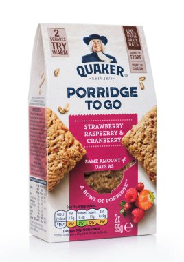 Londra, İngiltere - 18 Ağustos 2019: Quaker Porridge beyaz çilek, ahududu ve kızılcık ile snack barlar gitmek.