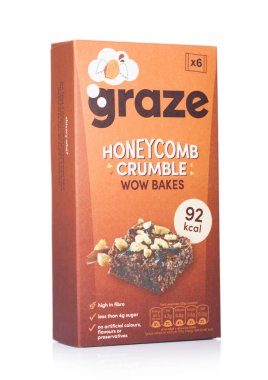 Londra, İngiltere - 18 Ağustos 2019: Kutular Graze Petek crumble wow beyaz üzerinde tahıl barlar pişirir.