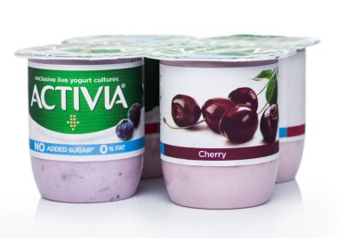 Londra, İngiltere - 18 Ağustos 2019: Beyaz üzerine kiraz ve yaban mersini ile Activia özel canlı yoğurt kültürleri Paketi. Düşük yağlı hiçbir şeker ekledi