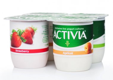 Londra, İngiltere - 18 Ağustos 2019: Beyaz kayısı ve çilek ile Activia özel canlı yoğurt kültürleri Paketi. Ürün Danone tarafından
