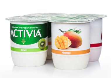 Londra, İngiltere - 18 Ağustos 2019: Beyaz mango ve kivi ile Activia özel canlı yoğurt kültürleri Paketi. Ürün Danone tarafından
