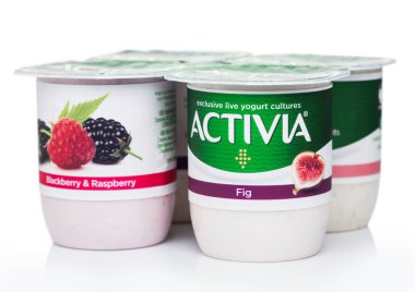 Londra, İngiltere - 18 Ağustos 2019: Beyaz üzerine incir ve çilek ile Activia özel canlı yoğurt kültürleri Paketi. Ürün Danone tarafından