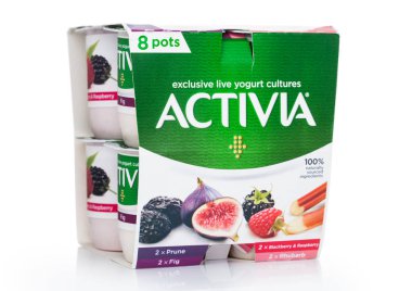 Londra, İngiltere - 18 Ağustos 2019: Beyaz meyve ile Activia özel canlı yoğurt kültürleri Paketi . Activia, Group Danone'ye ait bir yoğurt markasıdır..