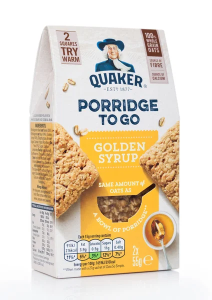 Londyn, UK-18 sierpnia 2019: Quaker Porridge pójść bary przekąskowe ze złotym syropu na białym. — Zdjęcie stockowe