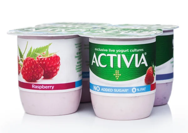 LONDRES, Reino Unido - 18 de agosto de 2019: Pack de culturas exclusivas de yogur en vivo Activia con fresa y frambuesa en blanco. Bajo en grasa sin azúcar añadido — Foto de Stock