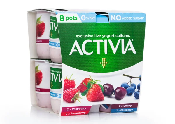 Londyn, Wielka Brytania-18 sierpnia, 2019: paczka Activia wyłączne żywe kultury jogurt z jagodami na białym. Niska zawartość tłuszczu bez dodatku cukru — Zdjęcie stockowe