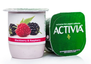 Londra, İngiltere - 18 Ağustos 2019: Beyaz yaz meyveleri ile Activia özel canlı yoğurt kültürleri Kupası. Ürün Danone tarafından