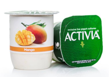 Londra, İngiltere - 18 Ağustos 2019: Cup of Activia'ya özel canlı yoğurt kültürleri ve beyaz mango. Ürün Danone tarafından