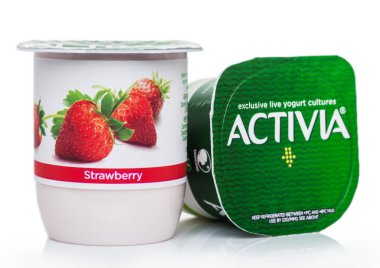 Londra, İngiltere - 18 Ağustos 2019: Cup of Activia'ya özel canlı yoğurt kültürleri ve çilekler beyaz. Ürün Danone tarafından