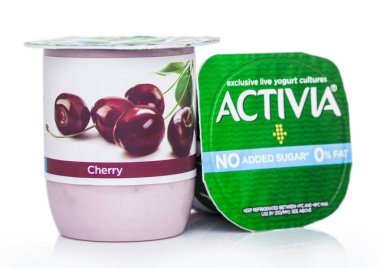 Londra, İngiltere - 18 Ağustos 2019: Cup of Activia'ya özel canlı yoğurt kültürleri ve kirazlar beyaz. Düşük yağlı hiçbir şeker ekledi