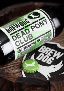 Londra, İngiltere - 10 Ağustos 2018: Brewdog Dead Pony Club ahşap varil üzerinde şişe üst ve şişe ile bira altlık.