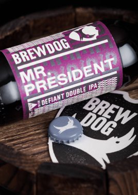Londra, İngiltere - 10 Ağustos 2018: Brewdog Mr.President bira altlık şişe üst ve şişe ahşap varil.