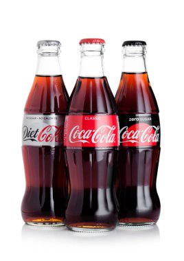 Londra, İngiltere - 10 Ağustos 2018: Beyaz arka planda Orijinal Diyet şişeleri ve Sıfır Şekerli Coca Cola meşrubat.