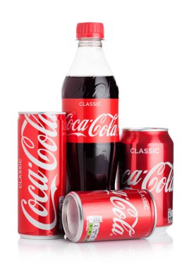 Londra, İngiltere - 10 Ağustos 2018: Beyaz arka planda Orijinal Coca Cola meşrubatşişe ve alüminyum kutu.