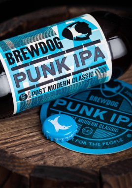 Londra, İngiltere - 10 Ağustos 2018: Brewdog Punk Ipa bira altlık şişe üst ve şişe ahşap varil.