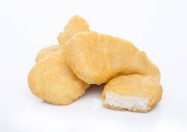 Tereyağlı tavuk nugget çocukları beyaz arka planda fast food yemekleri.