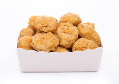Beyaz arka plandaki fast food yemekleri için çocuk kağıt bardağında çıtır çıtır tavuk patlağı ısırıkları..