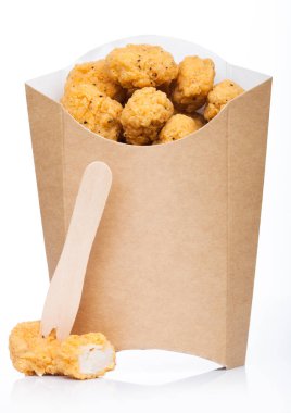 Çıtır çıtır tavuk, beyaz arka plandaki fast food yemekleri için kağıt kutuda patlamış mısır ısırıkları..