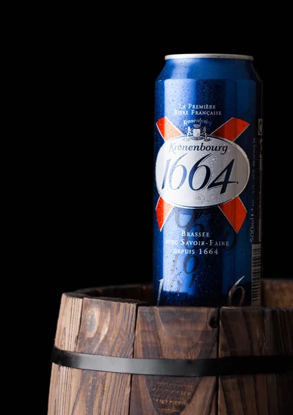 LONDRES, ROYAUME-UNI - 10 AOÛT 2018 : Bière froide en aluminium de Kronenbourg 1661 sur fond foncé . — Photo