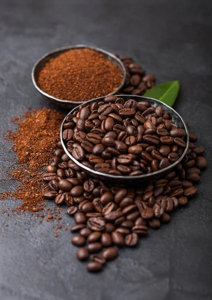 Friss nyers bio kávébab őrölt por és kávé TREA levél fekete háttér. — Stock Fotó