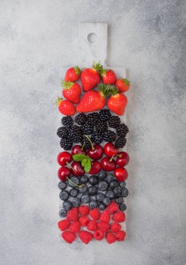 Taze organik yaz meyveleri hafif mutfak masa arka planda beyaz mermer tahta üzerinde karıştırın. Ahududu, çilek, yaban mersini, böğürtlen ve kiraz. 