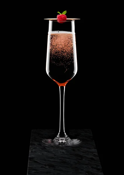Elegáns pohár rózsaszín rózsa pezsgő málnás bottal a fekete márvány hajón fekete háttér. Szóköz a szöveghez — Stock Fotó