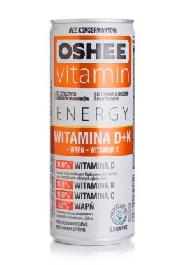 Londra, Uk - 10 Ekim 2019: Beyaz zemin üzerinde Oshee Vitamin Enerjisi içeceği kutusu.