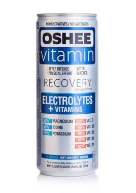Londra, Uk - 10 Ekim 2019: Beyaz arka planda magnezyum bulunan alüminyum Oshee Vitamin Kurtarma İçeceği.