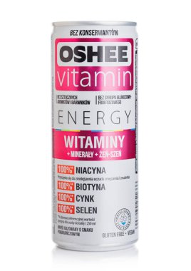 Londra, Uk - 10 Ekim 2019: Beyaz zemin üzerinde Oshee Vitamin Enerjisi içeceği kutusu.