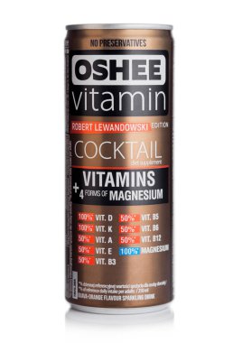 Londra, Uk - 10 Ekim 2019: Beyaz zemin üzerinde magnezyum bulunan Oshee Vitamin Kokteyli.