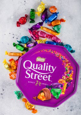 Londra, Uk - 10 Ekim 2019: Nestle Kaliteli Caddenin Açılmış Hediye Kutusu.