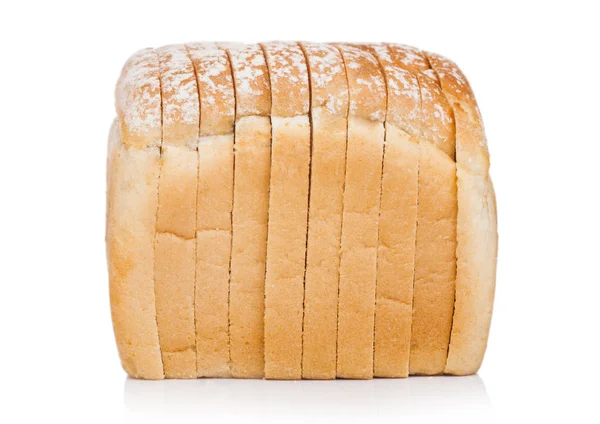 Vers brood van wit brood op witte achtergrond. Traditioneel bakkerijerfgoed. — Stockfoto