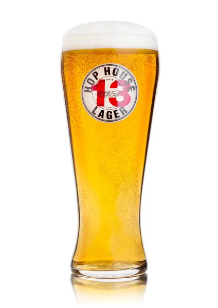 ЛОНДОН, Великобритания - 10 октября 2019 года: Холодный стакан пива Hop House 13 на белом фоне — стоковое фото