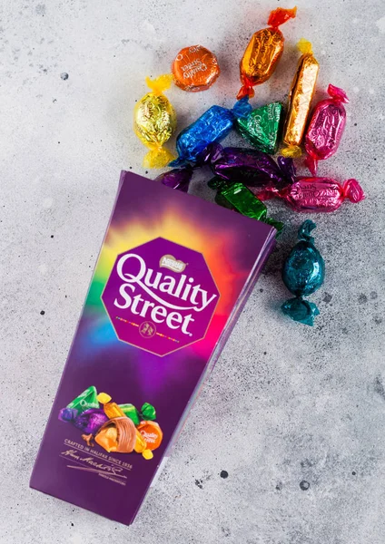 LONDRES, Reino Unido - 10 de octubre de 2019: Caja de regalo abierta de Nestlé Quality Street mezcla caramelos de chocolate sobre fondo claro . —  Fotos de Stock