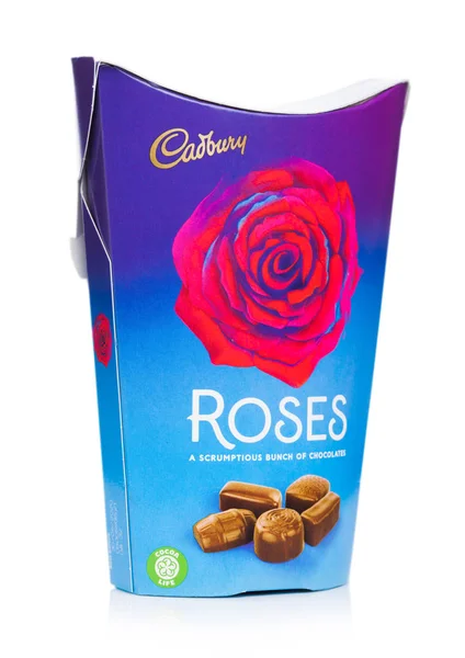LONDRES, Reino Unido - 10 de octubre de 2019: Caja de regalo de cadbury Rosas mezclan caramelos de chocolate sobre fondo blanco . —  Fotos de Stock
